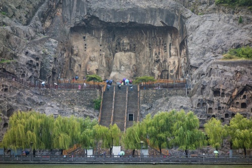 Vairocan-Buddha in der Fengxian Si  / Longmen-Grotten bei Luoyang / Henan / China