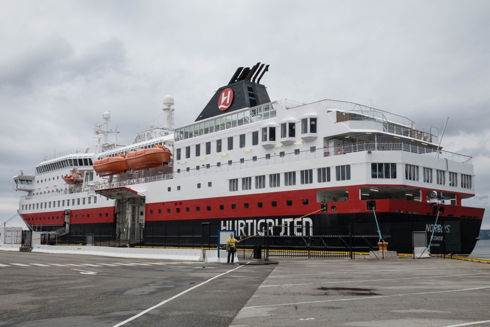 Hurtigruten-Schiff im Hafen von Bergen in Norwegen