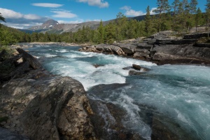 Lønselva im Saltdalen und im Hintergrund die Berge des Junkerdalen Nationalparks in Nord-Norge in Norwegen