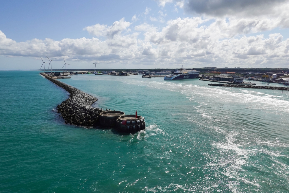 Blick von der Norröna auf Hirtshals beim Verlassen des Hafens