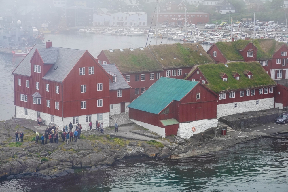 Rote Häuser am Hafen von Tórshavn (Färöer)