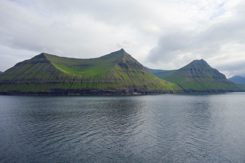 Blick von der Norröna auf Eysturoy (Färöer)