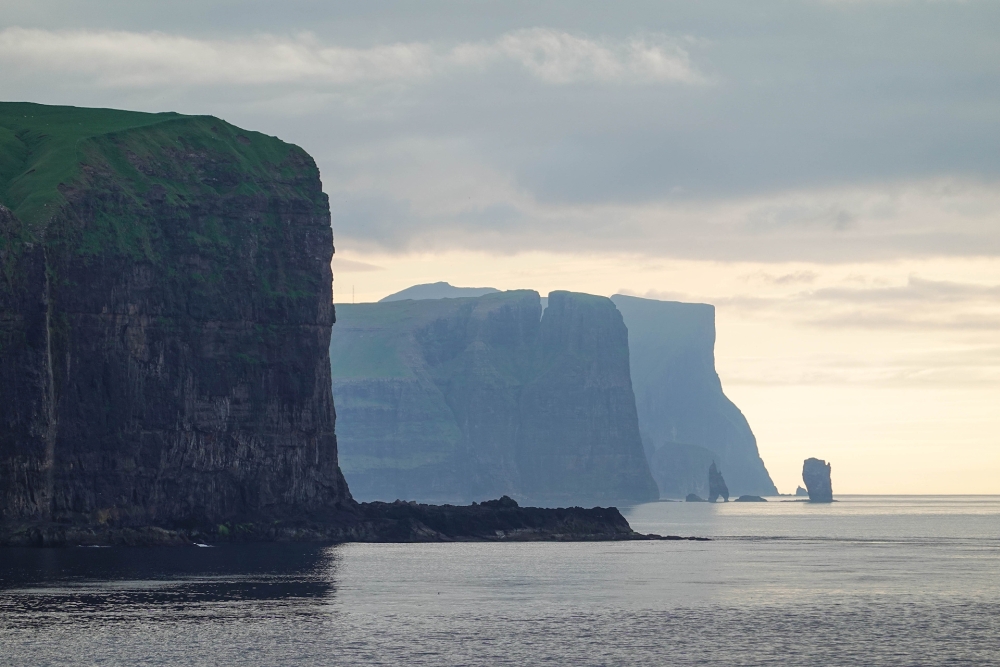Risin und Kellingin (der Riese und das Weib) vor der Nordküste Eysturoys (Färöer)