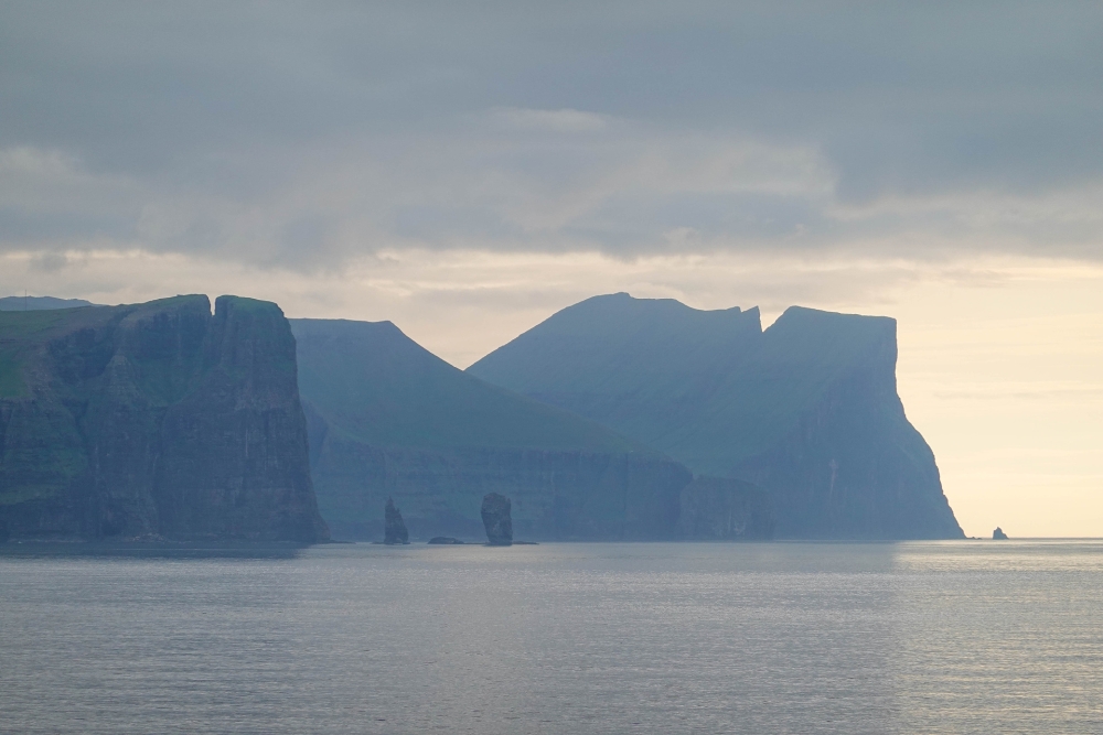 Risin und Kellingin vor der Nordküste Eysturoys (Färöer)