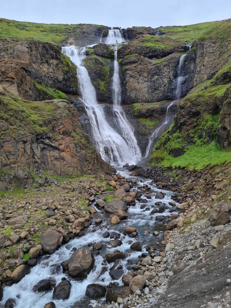 Rjúkandafoss an der Ringstraße in Nordostisland