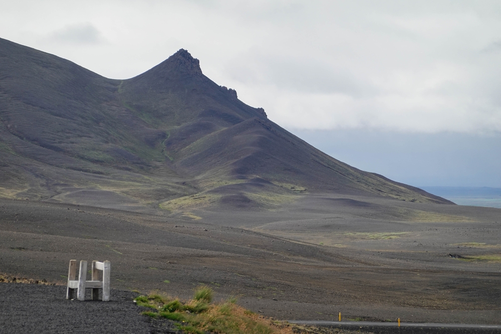 Landschaft mit Palagonithügeln an der 1 in Nordostisland
