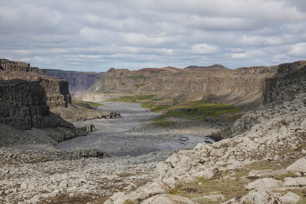 Jökulsárgljúfur - Blick vom Dettifoss flussabwärts Richtung Hafragilsfoss (Nordostisland)