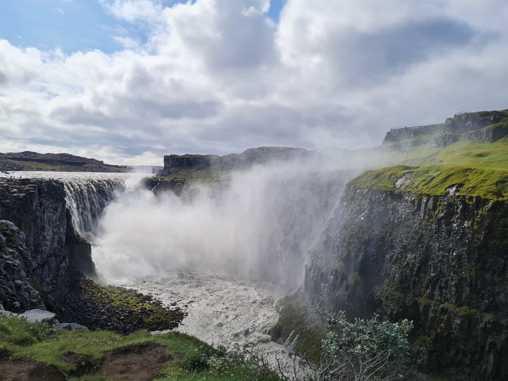 Dettifoss in der Jökulsárgljúfur mit Blick zum Westufer (Nordostisland)