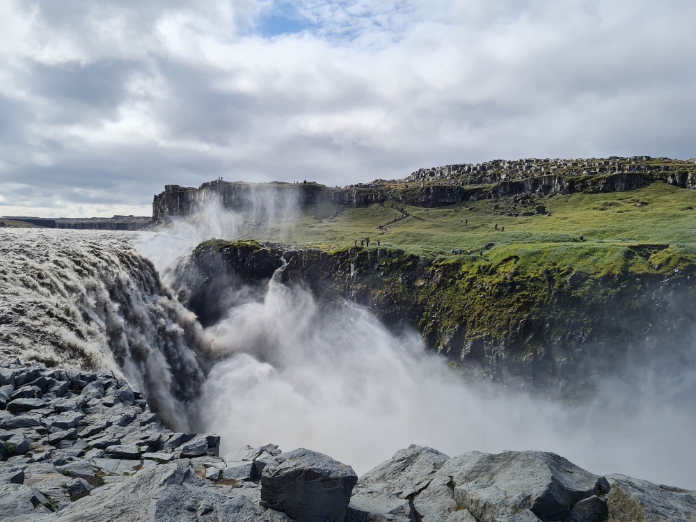 Der mächtige Dettifoss in der Jökulsárgljúfur vom Ostufer aus gesehen (Nordostisland)