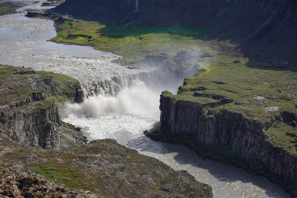 Blick von oben auf den Hafragilsfoss in der Jökulsárgljúfur (Nordostisland) - Über den kleinen Weg an der Kante wird es morgen "feuchtfröhlich" entlanggehen.