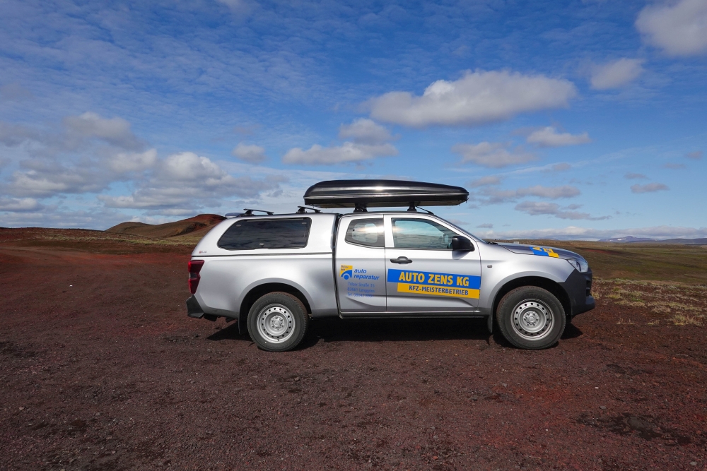 Noch glänzt er! - Unser Isuzu am Hafragilsfoss in der Jökulsárgljúfur (Nordostisland)