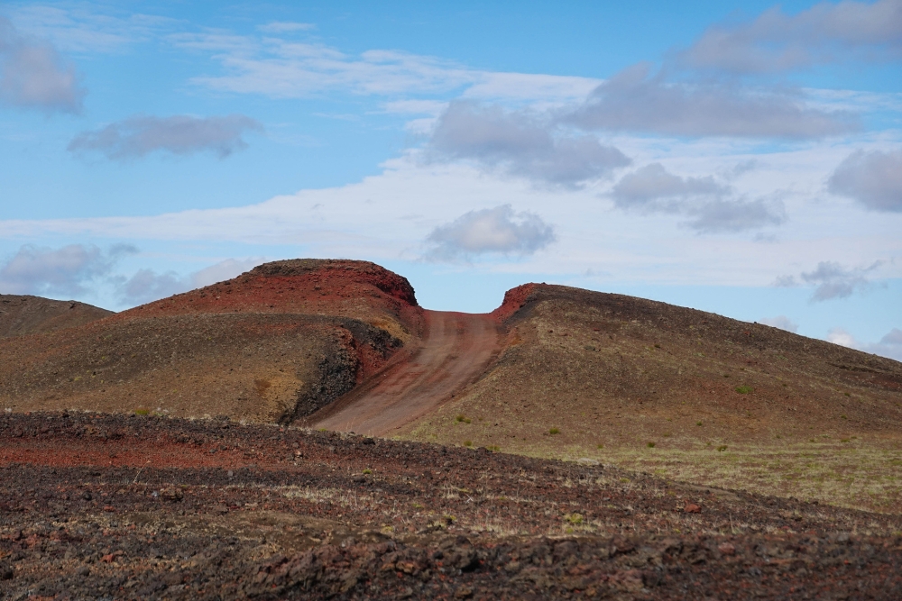 Wenn man hier rauffährt, sieht man keinen Gegenverkehr mehr! - Anfahrtsweg zum Hafragilsfoss in der Jökulsárgljúfur (Nordostisland)