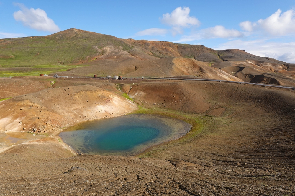 Blick vom Víti-Krater auf den Zentralvulkan Krafla (Nordostisland)