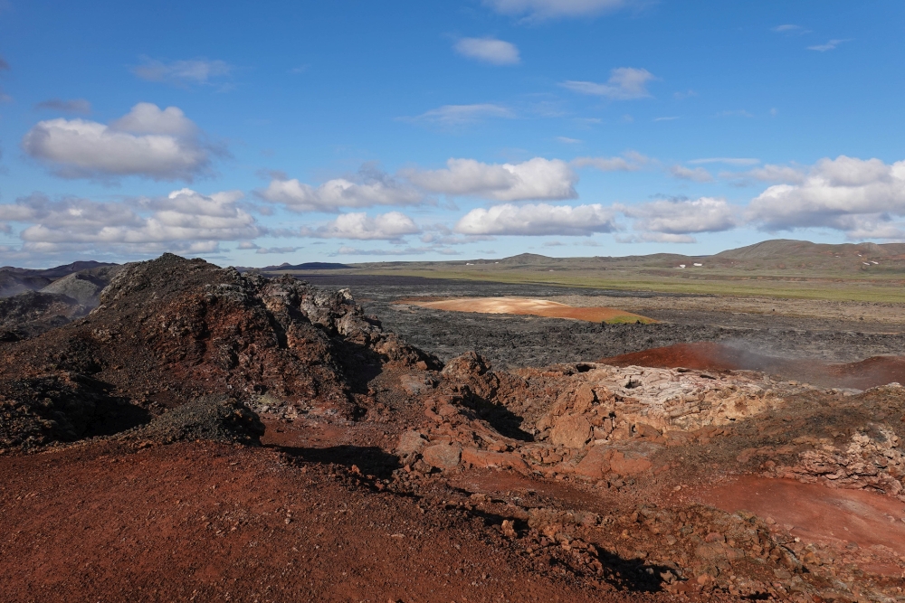 Eisenhaltiges Vulkangestein am Leirhnjúkur im Krafla-Gebiet (Nordostisland)