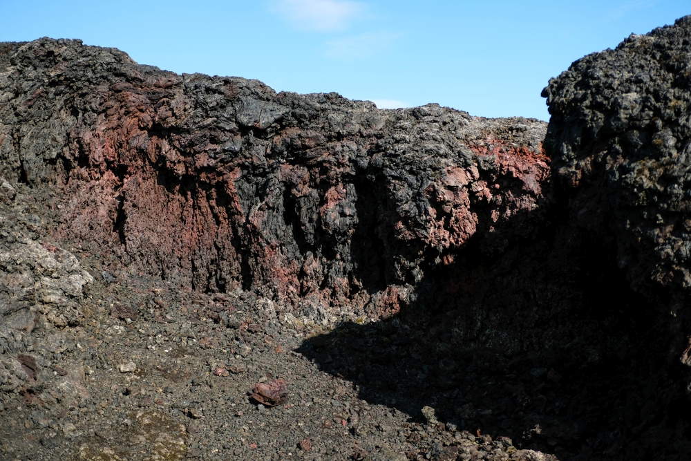 Rote und schwarze Schlacke - Erstarrte Magmaspritzer im Lavafeld am Leirhnjúkur im Krafla-Gebiet (Nordostisland)