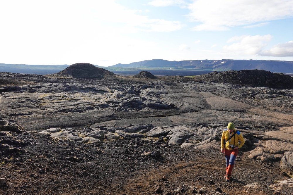 Ganz deutlich zu erkennen die Schollen (Fladenlava) im Lavafeld am Leirhnjúkur im Krafla-Gebiet (Nordostisland)