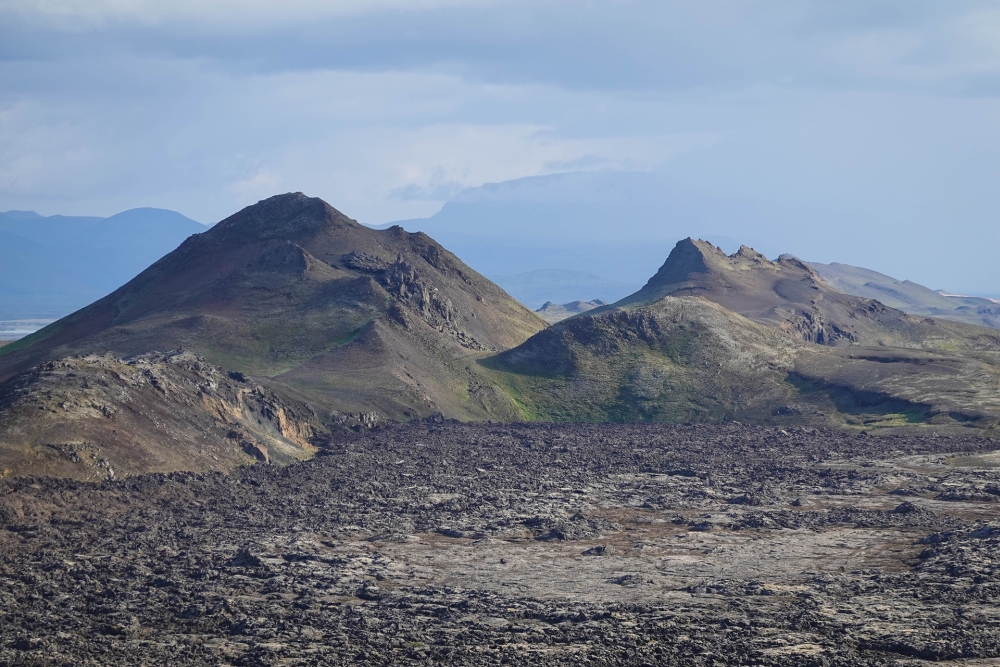 Blick vom Leirhnjúkur über das Lavafeld zum Hlíðarfjall (Nordostisland)