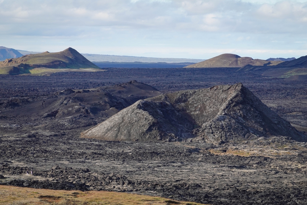Blick vom Leirhnjúkur über das Lavafeld in Richtung Norden zum Krater Hófur (Nordostisland)