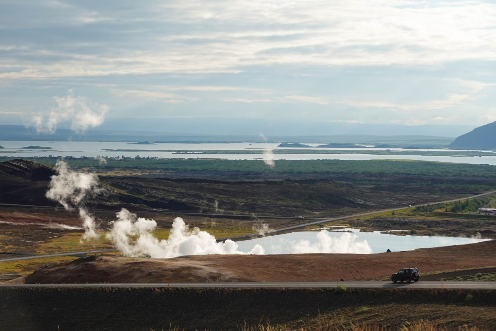 Blick auf den Mývatn mit den Pseudokratern von Skútustaðir im Hintergrund (Nordostisland)