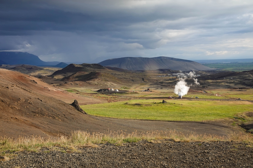 Blick von oben auf den Hverfjall und davor die Badelagune Jarðböðin am Mývatn (Nordostisland)