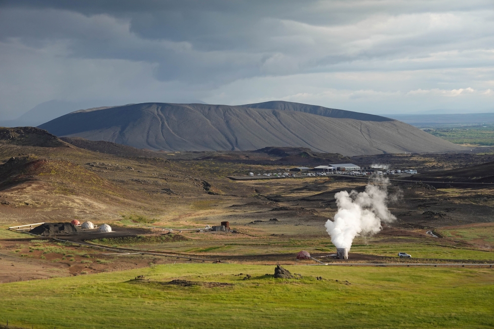 Blick von oben auf den Ringwall Hverfjall und davor die Badelagune Jarðböðin am Mývatn (Nordostisland)
