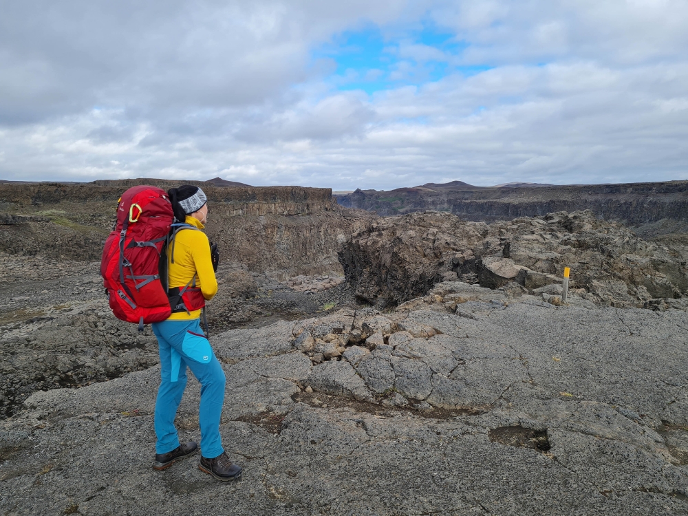Kurz vor dem Abstieg ins Sanddalur -
auf unserer Trekkingtour entlang der Jökulsárgljúfur (Nordisland)