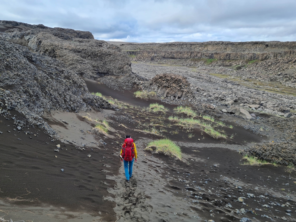 Über das Sanddalur durchqueren wir eine kleine Nebenschlucht - auf unserer Trekkingtour entlang der Jökulsárgljúfur (Nordisland)