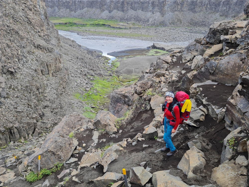 Hier geht es in den Canyon hinab - auf unserer Trekkingtour entlang der Jökulsárgljúfur (Nordisland)