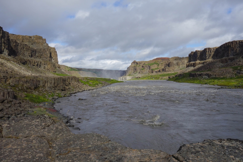 Blick vom Canyongrund Richtung Hafragilsfoss - auf unserer Trekkingtour entlang der Jökulsárgljúfur (Nordisland)