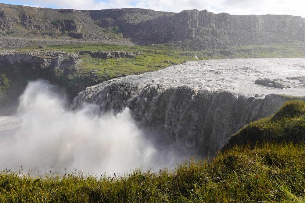 Blick vom Westufer auf den Hafragilsfoss - auf unserer Trekkingtour entlang der Jökulsárgljúfur (Nordisland)