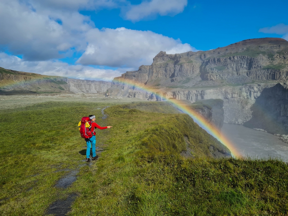 Kräftiger Regenbogen über dem Hafragilsfoss - auf unserer Trekkingtour entlang der Jökulsárgljúfur (Nordisland)