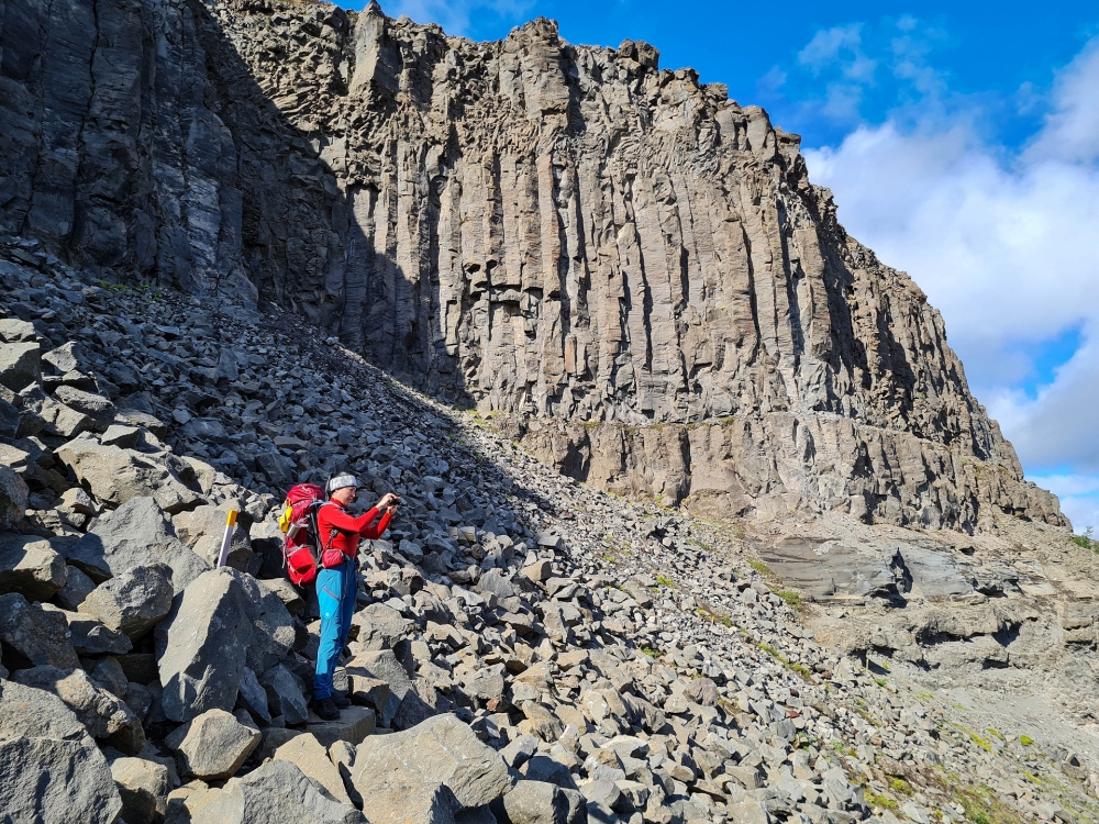Über diese steile Geröllhalde wird nun gequert - auf unserer Trekkingtour entlang der Jökulsárgljúfur (Nordisland)