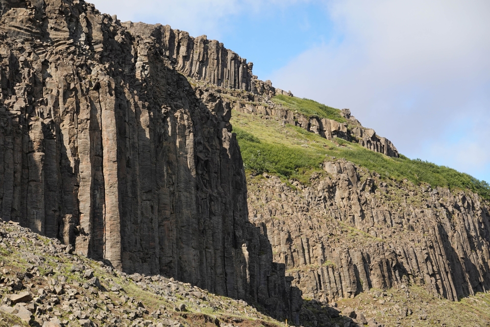Gigantische Basaltsäulen säumen die Ufer der Jökulsá - auf unserer Trekkingtour entlang der Jökulsárgljúfur (Nordisland)