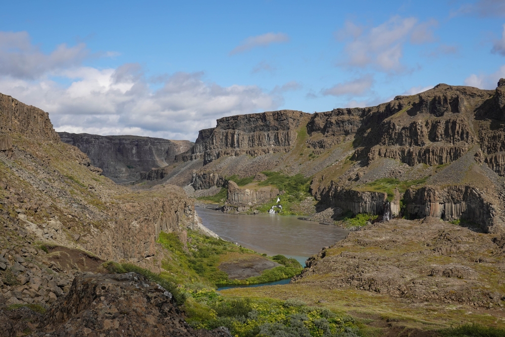 Hier fließt das kristallklare Wasser einer Nebenschlucht in die sedimentgetrübte Jökulsá - auf unserer Trekkingtour entlang der Jökulsárgljúfur (Nordisland)
