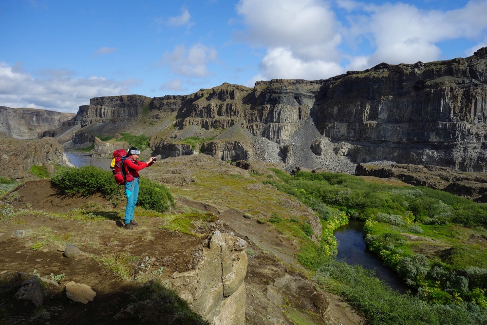 Blick von der Nebenschlucht in den Canyon - auf unserer Trekkingtour entlang der Jökulsárgljúfur (Nordisland)
