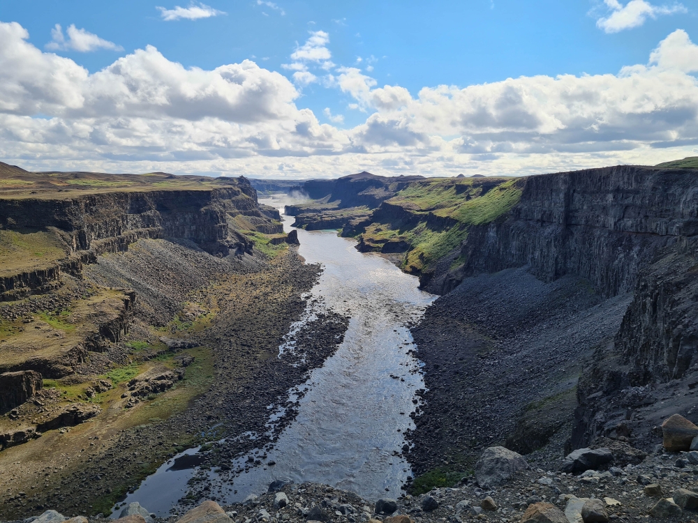 Blick von oben auf den Canyon zurück nach Süden - auf unserer Trekkingtour entlang der Jökulsárgljúfur (Nordisland)