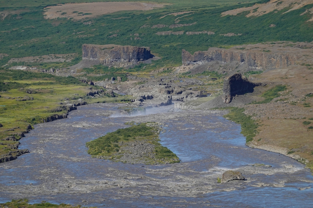 Blick von oben auf den Réttarfoss - auf unserer Trekkingtour entlang der Jökulsárgljúfur (Nordisland)