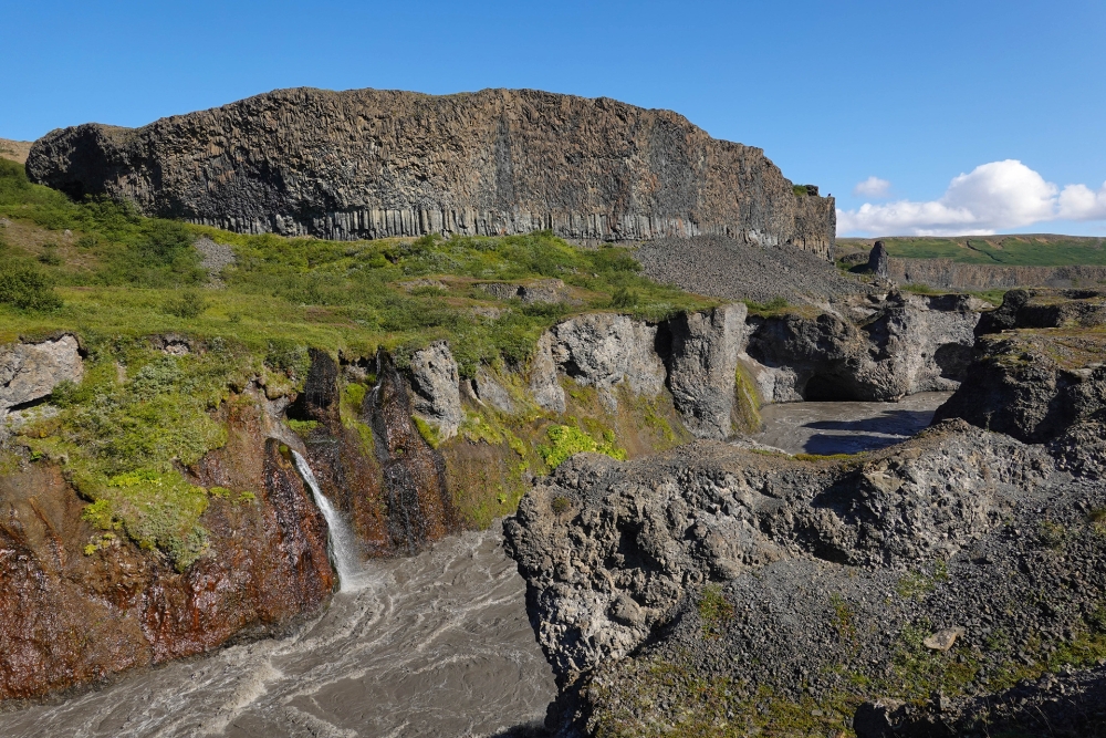 Die verengte Schlucht an den Urriðarfossar - auf unserer Trekkingtour entlang der Jökulsárgljúfur (Nordisland)