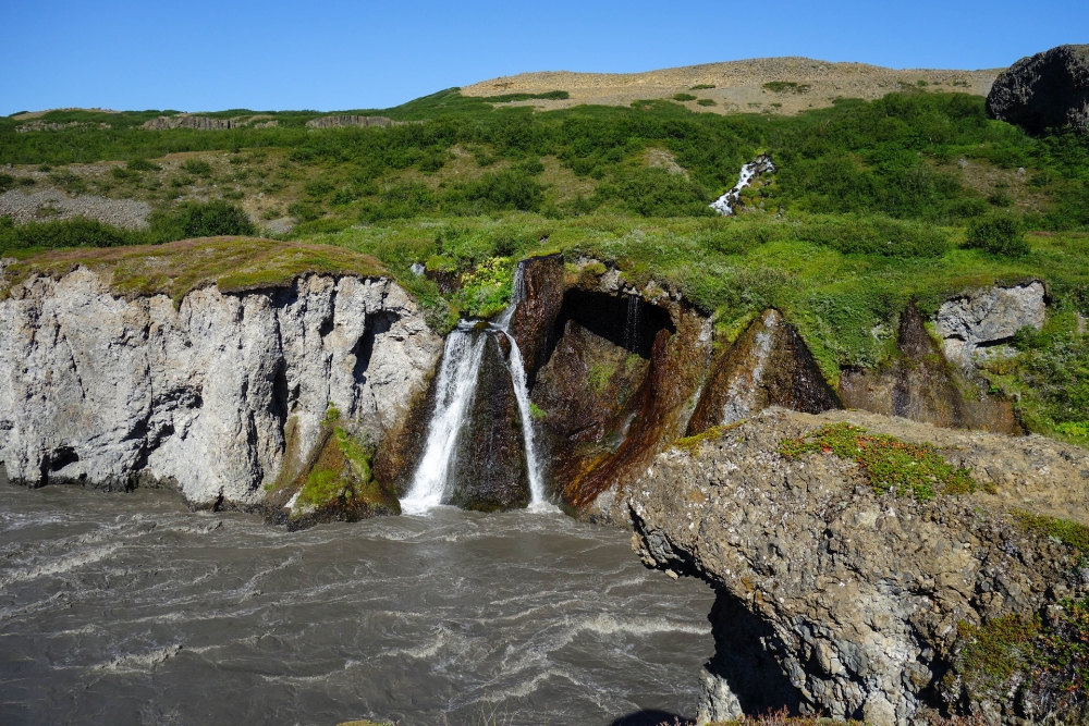 Von überall strömt Wasser in die Schlucht und bildet die Urriðarfossar - auf unserer Trekkingtour entlang der Jökulsárgljúfur (Nordisland)