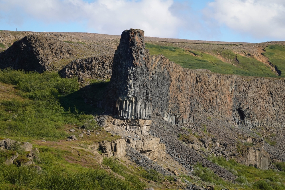 Skurrile (erdbohrergleiche) Felsformationen an den Urriðarfossar - auf unserer Trekkingtour entlang der Jökulsárgljúfur (Nordisland)