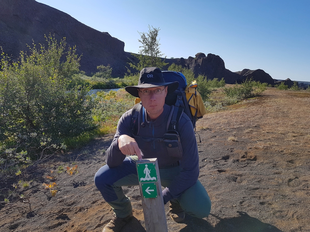Gleich geht es durch die eiskalte, aber sandige Stallaá- auf unserer Trekkingtour entlang der Jökulsárgljúfur (Nordisland)