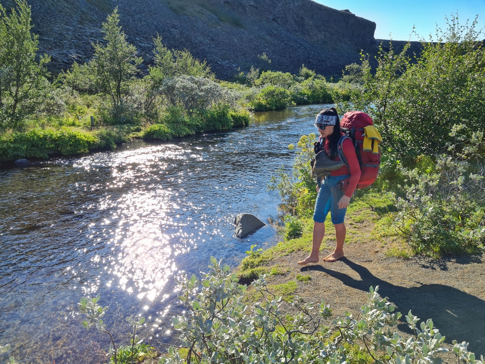 Ich kurz vorm Furten durch die Stallaá- auf unserer Trekkingtour entlang der Jökulsárgljúfur (Nordisland)