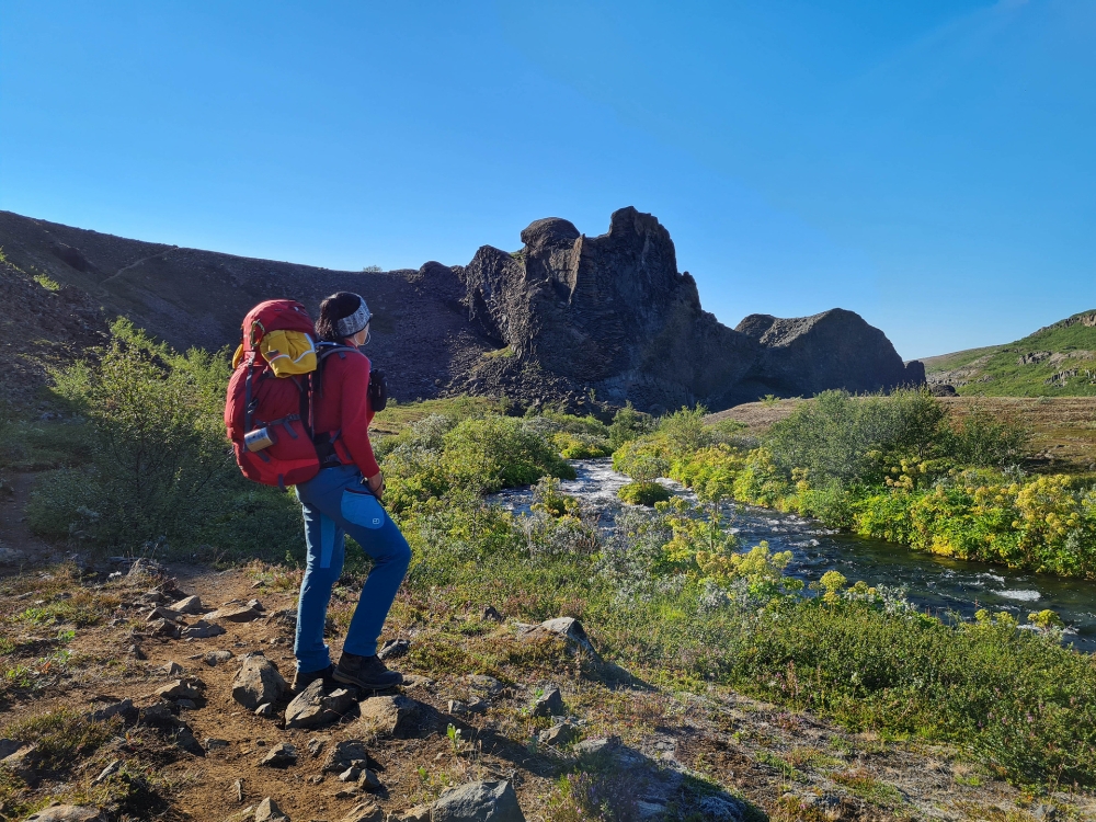 Blick auf den Aussichtsfels Gloppa - auf unserer Trekkingtour entlang der Jökulsárgljúfur (Nordisland)