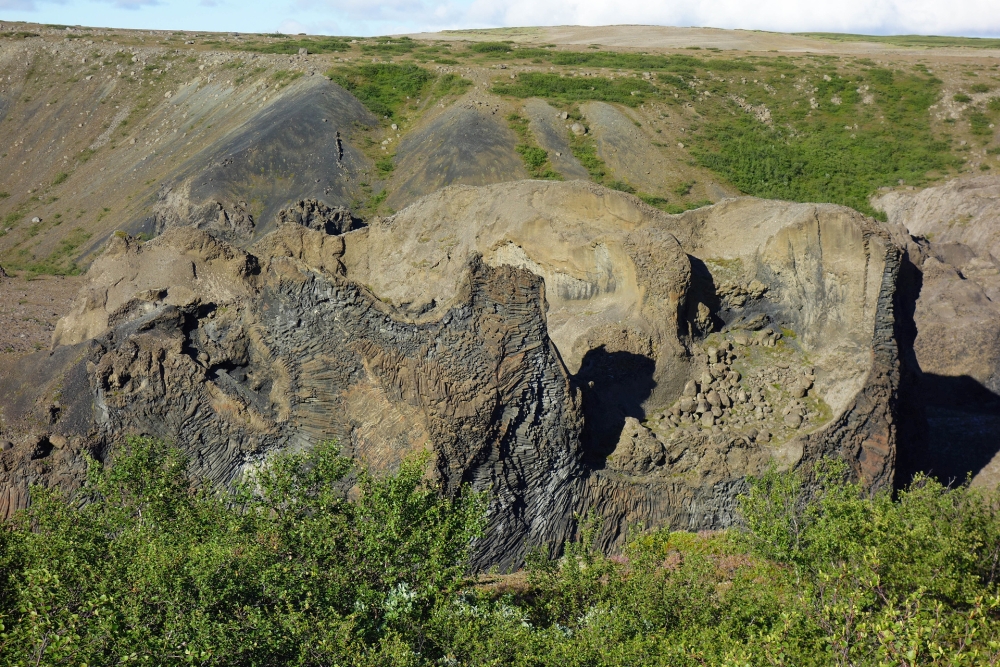 Was ist das? - Felsige Gebilde am der Rande der Jökulsá - auf unserer Trekkingtour entlang der Jökulsárgljúfur (Nordisland)