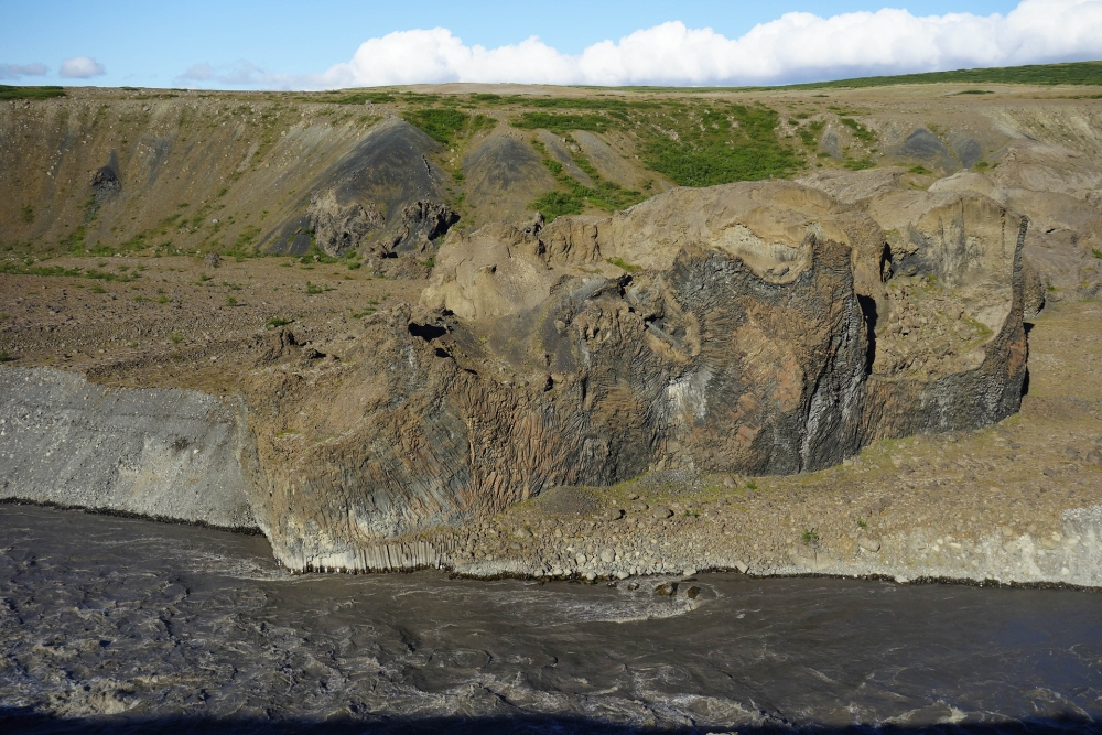 Unzählige seltsam gemusterte Felsen säumen die Ufer der Jökulsá - auf unserer Trekkingtour entlang der Jökulsárgljúfur (Nordisland)
