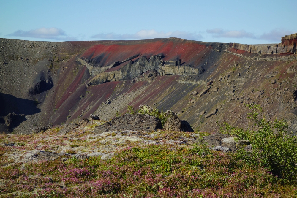 Rot gesprenkelte Hügel in der Nähe von Karl og Kerling - auf unserer Trekkingtour entlang der Jökulsárgljúfur (Nordisland)