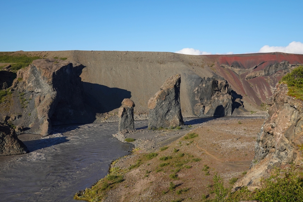Karl og Kerling von der Schluchtkante aus gesehen - auf unserer Trekkingtour entlang der Jökulsárgljúfur (Nordisland)