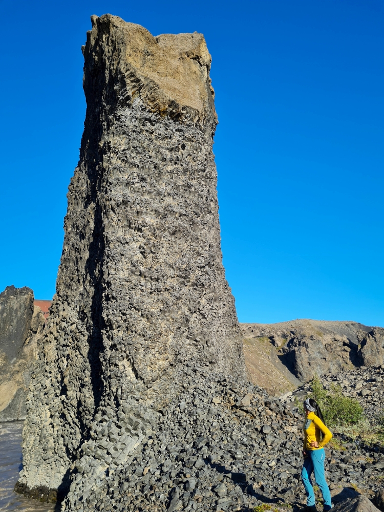 Und kläre auf: Es handelt sich um Schlotfüllungen ehemals aktiver Vulkane - "Karl og Kerling" auf unserer Trekkingtour entlang der Jökulsárgljúfur (Nordisland)