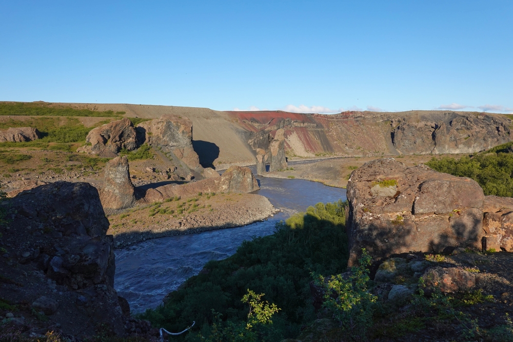 Blick zurück auf Karl og Kerling - auf unserer Trekkingtour entlang der Jökulsárgljúfur (Nordisland)