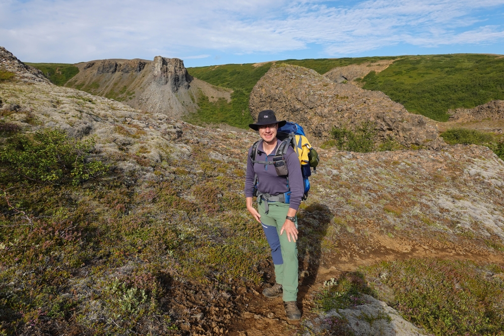 Kurzer Anstieg zur Eyjan im Vesturdalur - auf unserer Trekkingtour entlang der Jökulsárgljúfur (Nordisland)